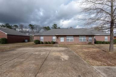Main picture of 704 Yeager Ln