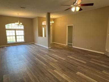 Main picture of 202 Thompson Ct