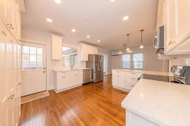 Main picture of 228 N Sycamore St