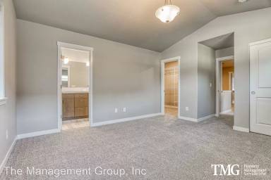 Main picture of 3711 NE 49th St