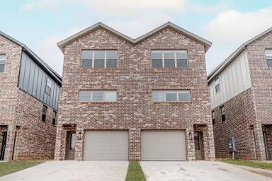 Main picture of 2675-2 SW Livingston Sq