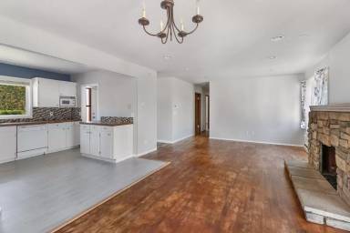 Main picture of 381 NE Ronhaar St