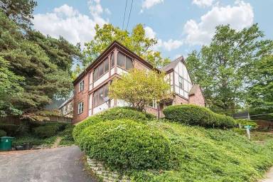 Main picture of 2915 Van Dyke Dr