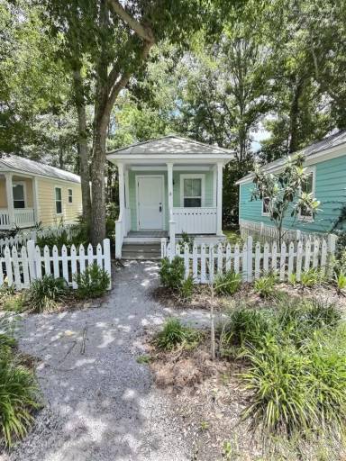 Main picture of 709 Cottage Square Ln