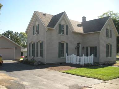 Main picture of 921 S Washington St