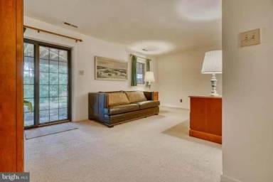 Main picture of 68 Tudor Ct