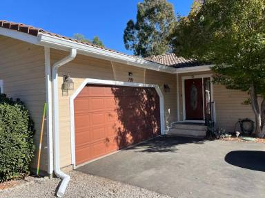 Main picture of 739 Walnut Dr