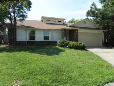 Main picture of 3210 S Maple Pl
