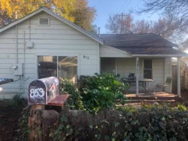 Main picture of 853 E 19th St