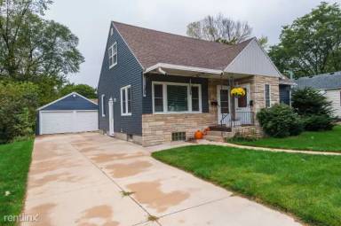Main picture of 925 11th Ave NE