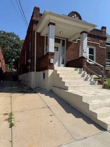 Main picture of 414 E 9th St