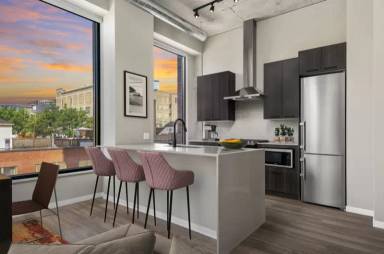 Main picture of 912 W Madison St