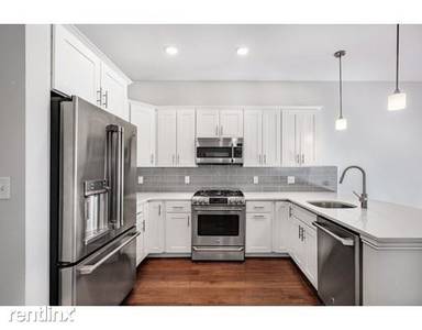 Main picture of 170 W Broadway