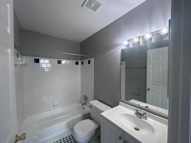 Main picture of 2571 Francis St