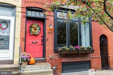 Main picture of 240 E Walnut St