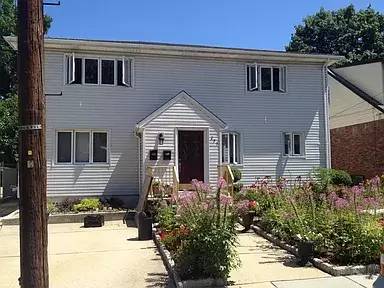 Main picture of 275 Slocum Way