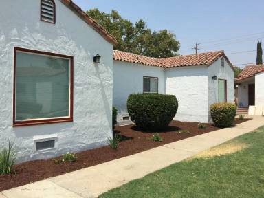 Main picture of 215 W 19th St