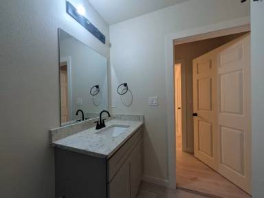 Main picture of 1922 Commercial St NE