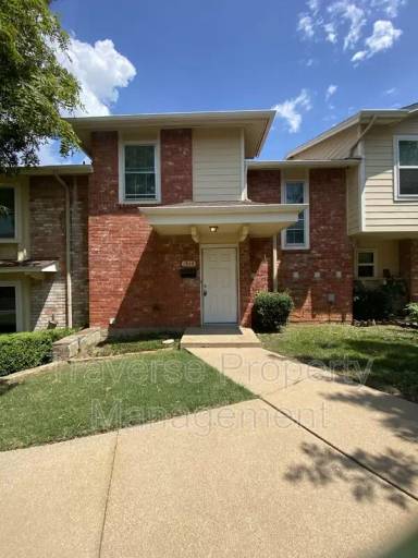Main picture of 1949 Shorewood Dr