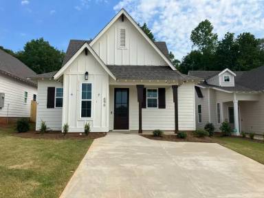 Main picture of 696 Village Dr