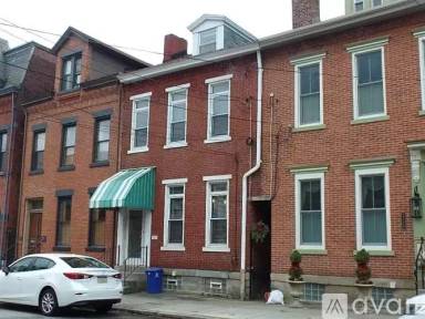 Main picture of 2322 Sarah St