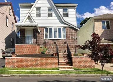 Main picture of 150 Bathurst Ave