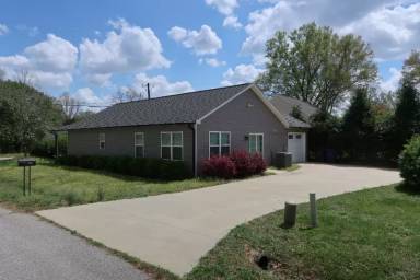 Main picture of 210 Orchard Park Ln