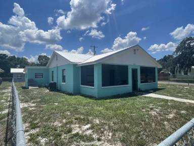 Main picture of 2401 Everett St