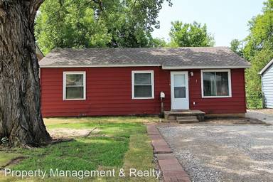 Main picture of 122 W 5th St