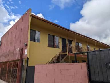 Main picture of 835 W Vernon Ave