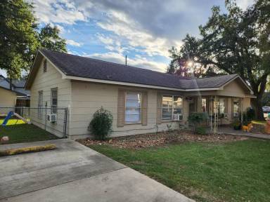 Main picture of 5609 George Bush Dr