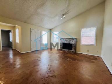 Main picture of 83 Colonial Dr