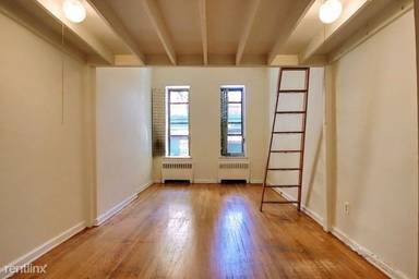 Main picture of 206 E 70th St