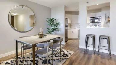 Main picture of 1731 N Clark St