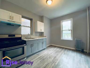 Main picture of 166 Bergen Ave