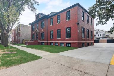 Main picture of 4927 N Claremont Ave