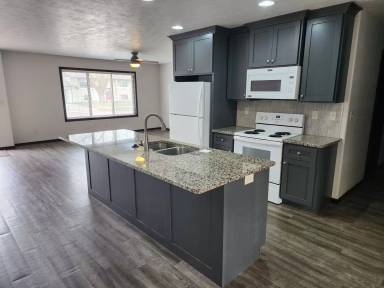 Main picture of 1809 W 39th St