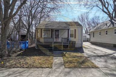 Main picture of 639 Victoria Ave