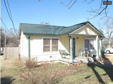 Main picture of 305 Barber St