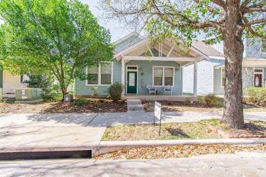 Main picture of 421 Shadowpoint