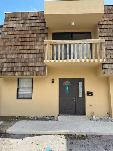 Main picture of 939 SW 20th Ct