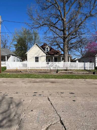 Main picture of 2212 N Taylor Ave