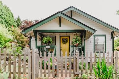 Main picture of 722 Eastside St NE