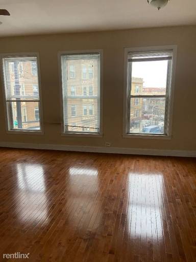 Main picture of 3303 N Clark St