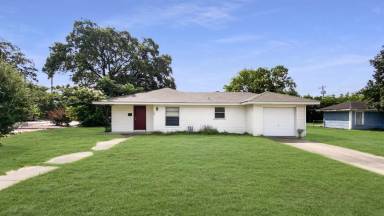 Main picture of 206 George Bush Dr E