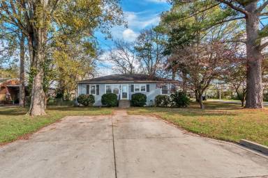 Main picture of 700 Poplar St