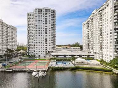 Main picture of Commodore Plaza Condominium