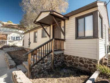 Main picture of 409 S 1st St