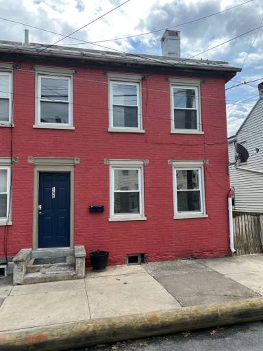 Main picture of 137 N West St