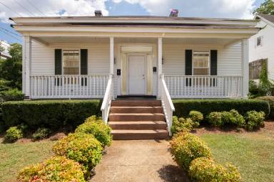 Main picture of 249 E Franklin St